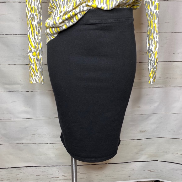 Old Navy Dresses & Skirts - Old Navy Black Stretch Pencil Skirt